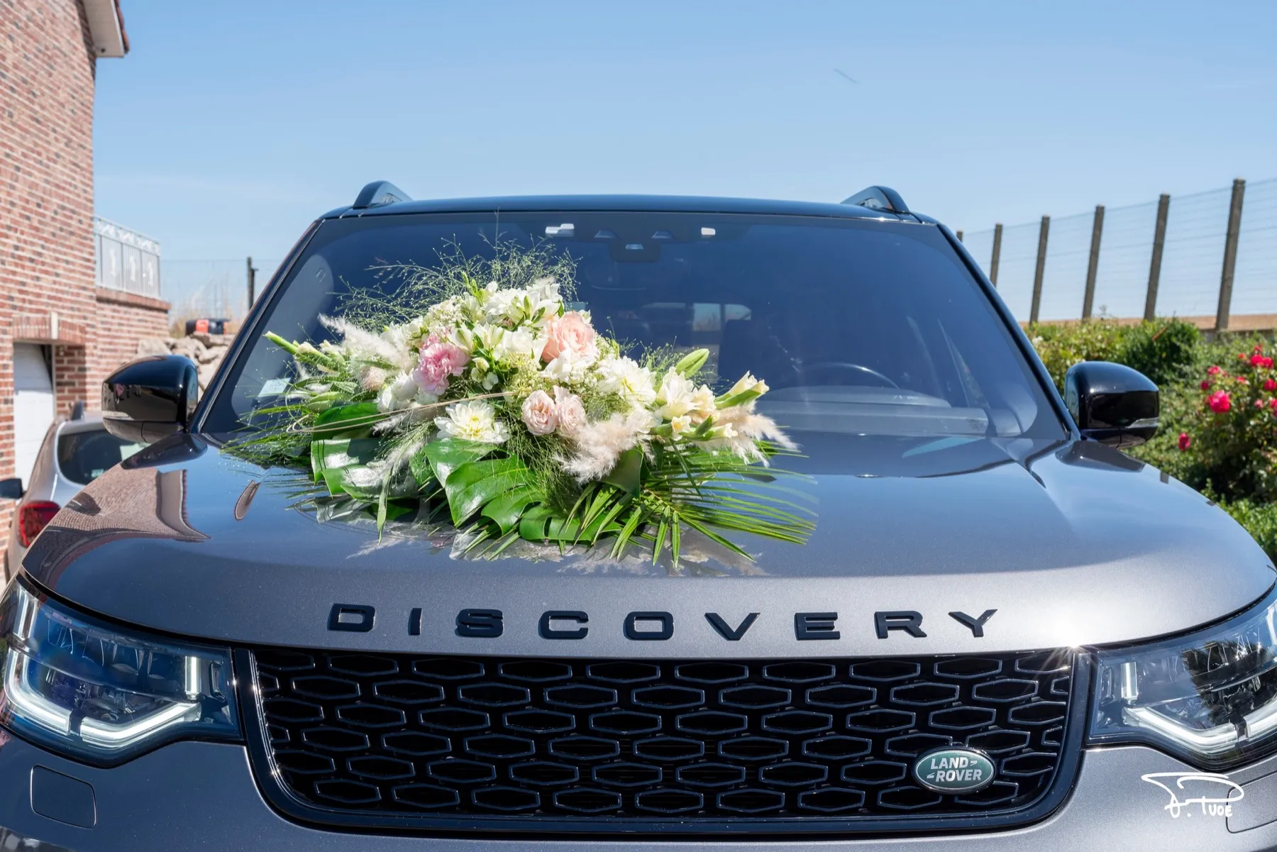 Un 4x4 Land Rover Discovery décoré d’un bouquet de fleurs sur le capot