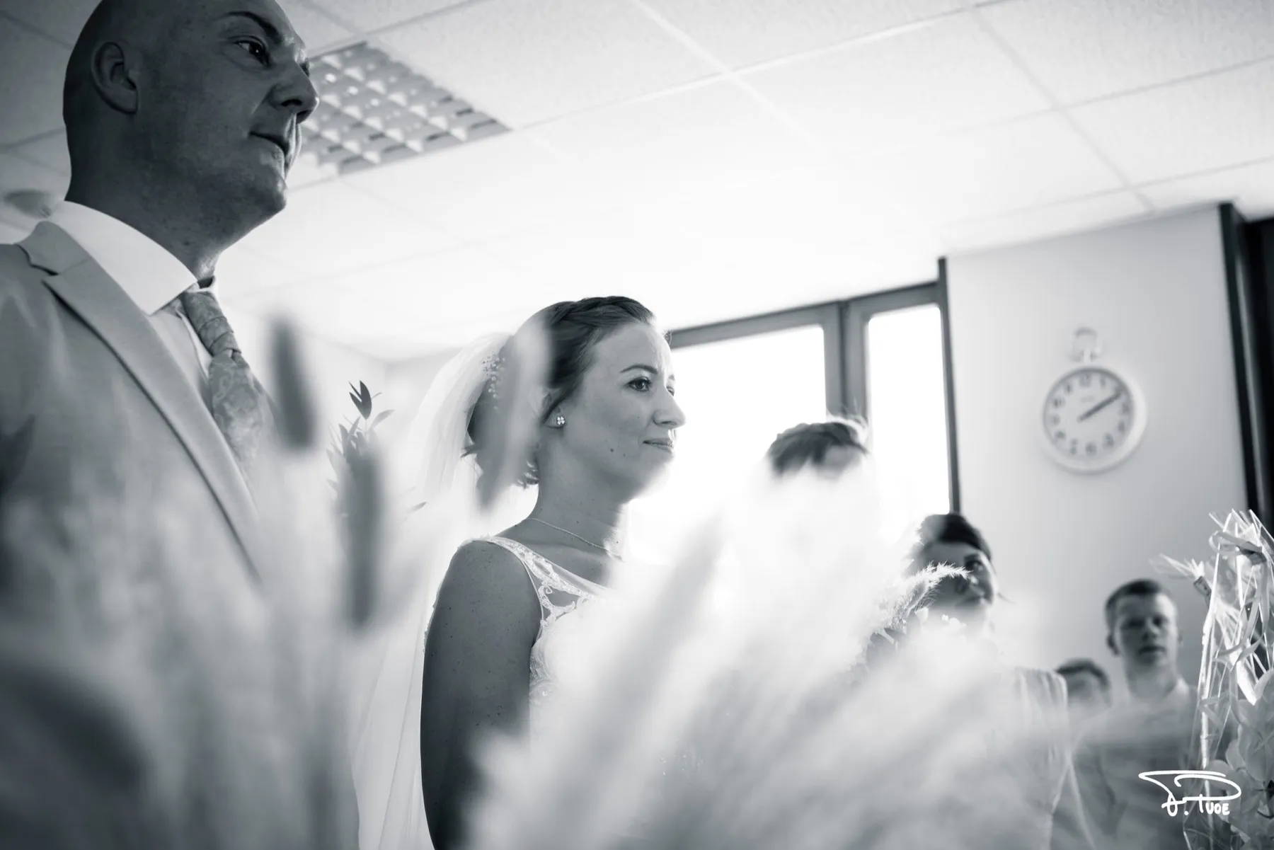 Les mariés se regardent pendant la cérémonie à la mairie, en noir et blanc