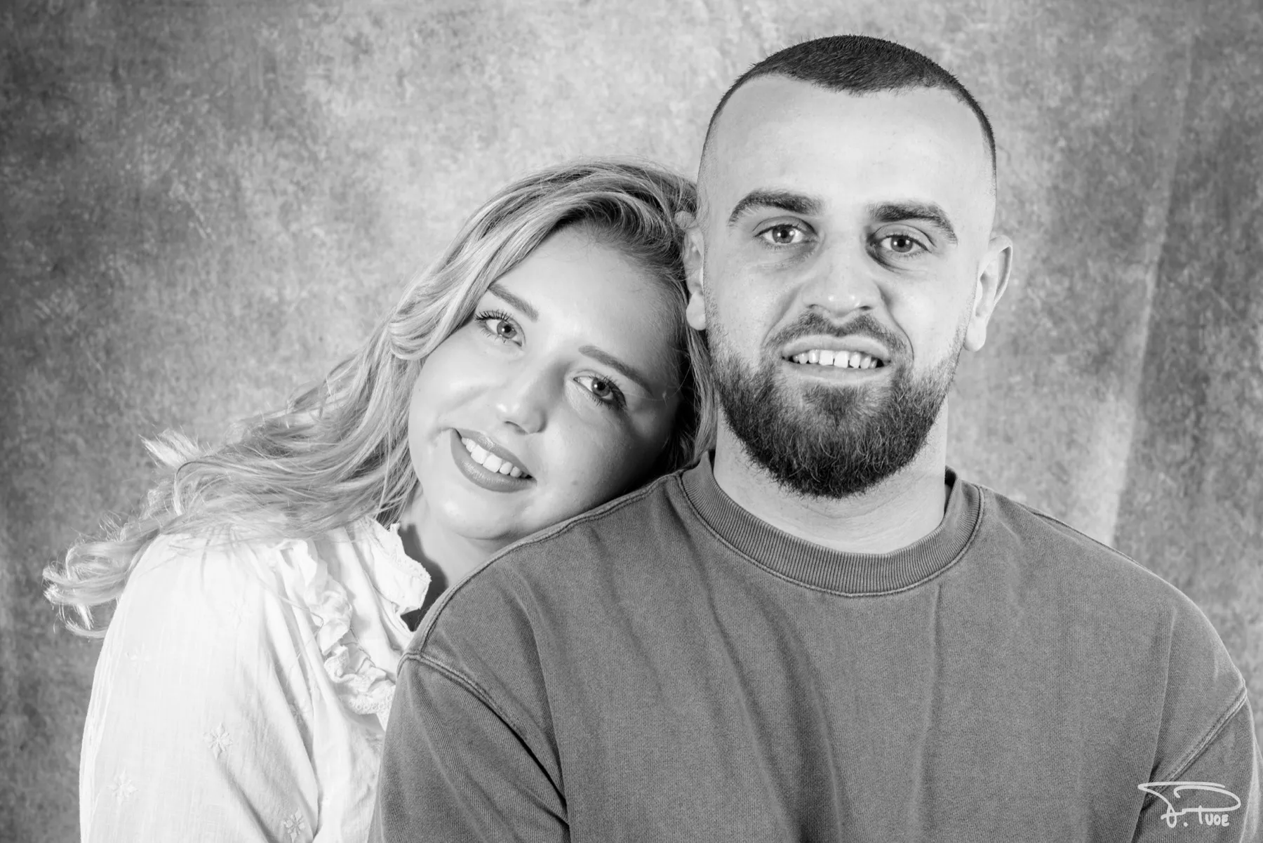 Portrait d’un couple joue contre joue, en noir et blanc