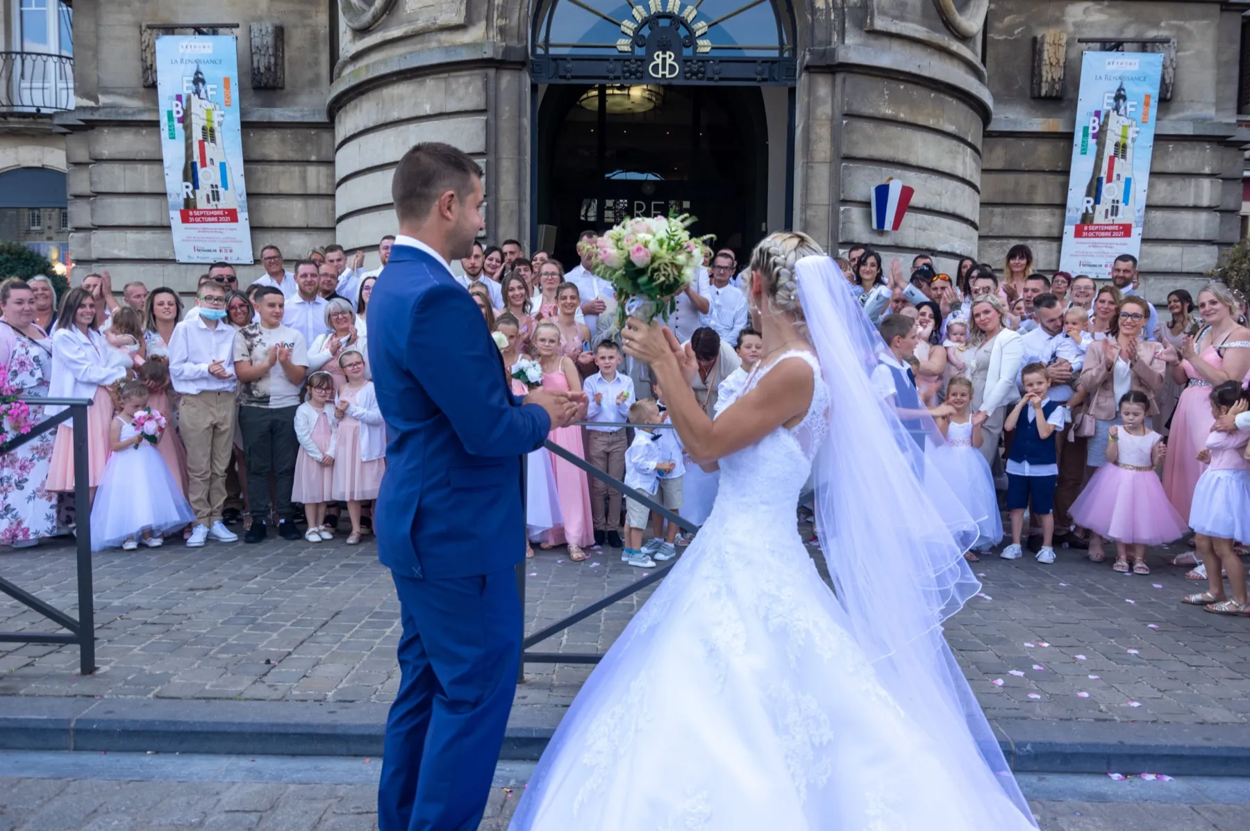 Photo de groupe des mariés avec leur famille et leurs amis (photo 18)