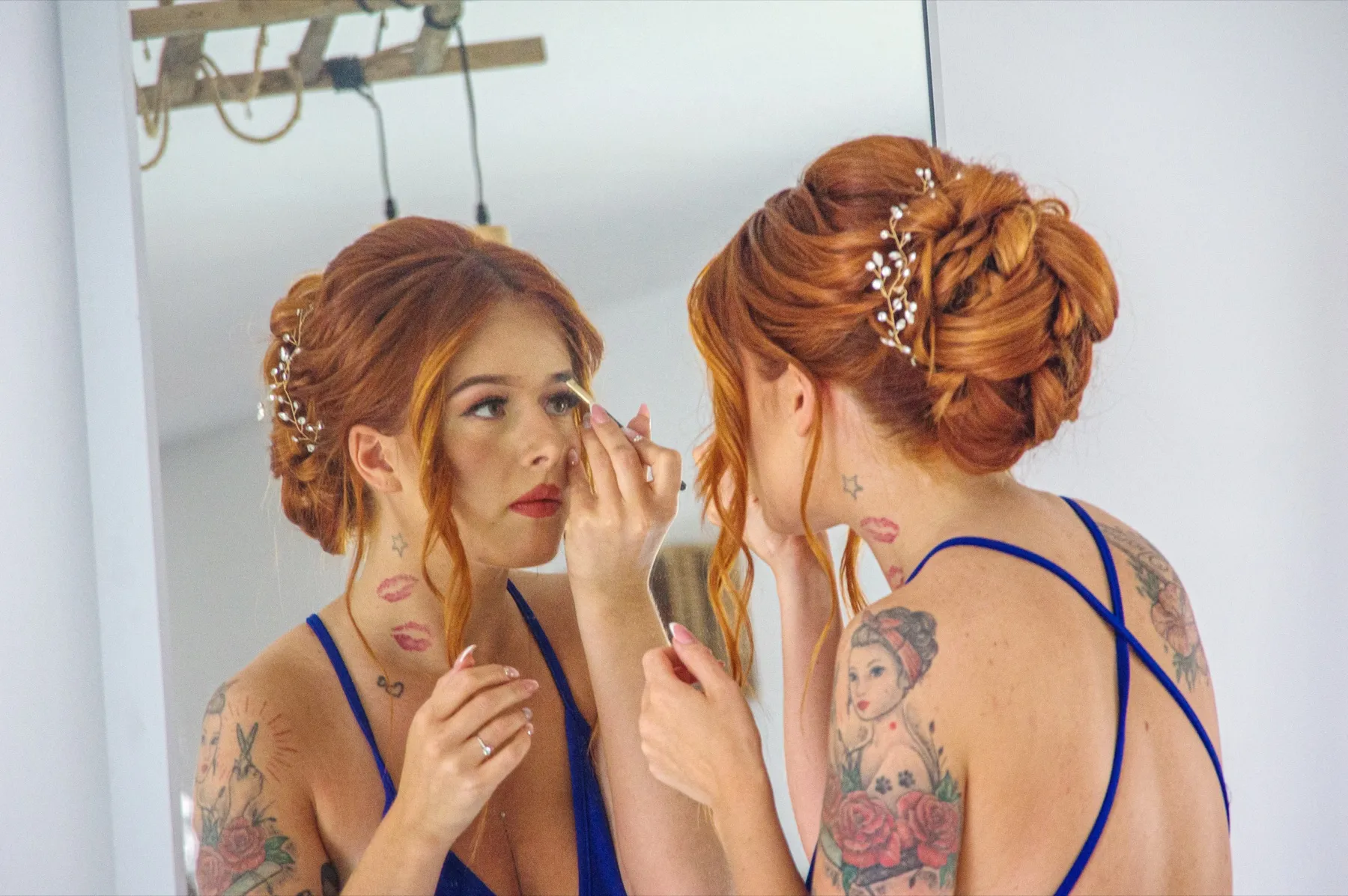 La future mariée se maquille les yeux, son reflet dans le miroir