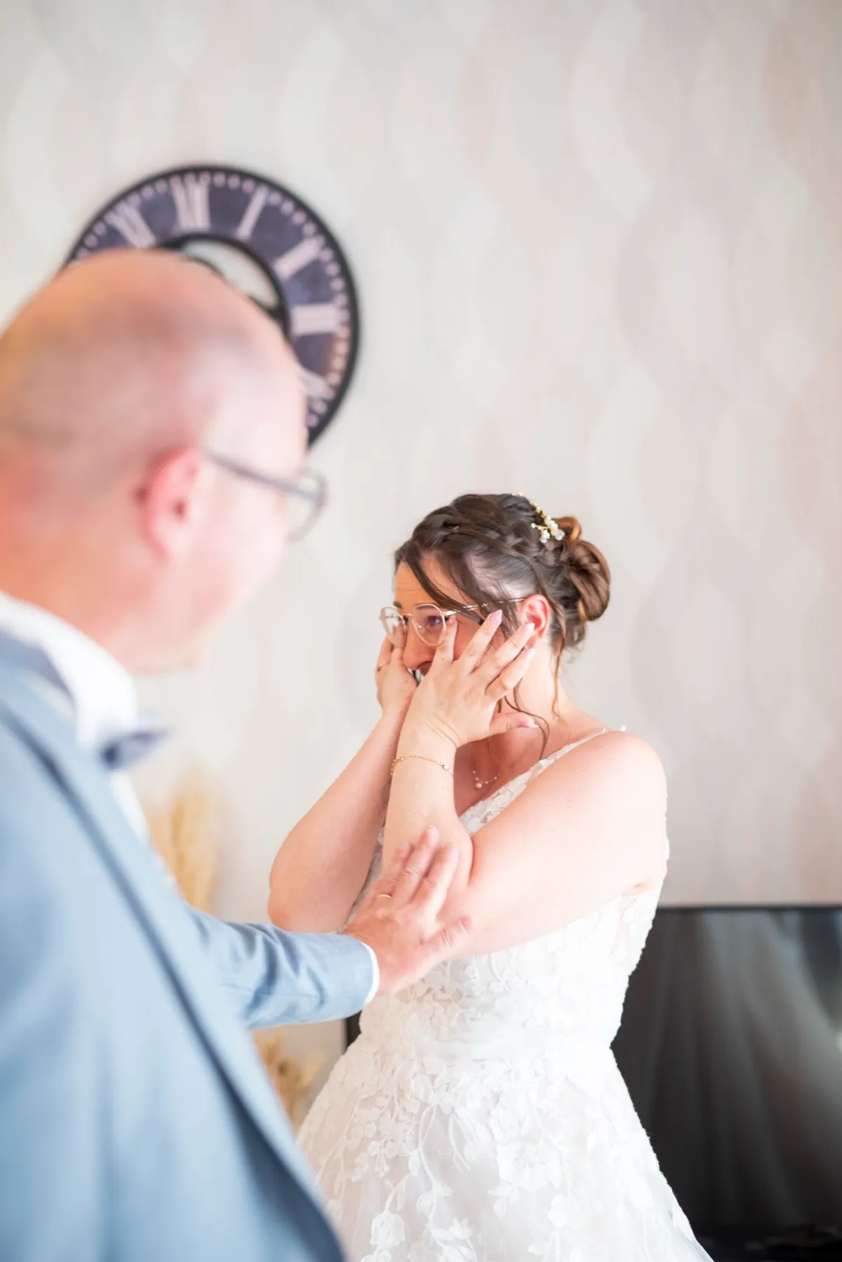 Très ému, le papa de la mariée la découvre dans sa robe ; elle se cache le visage