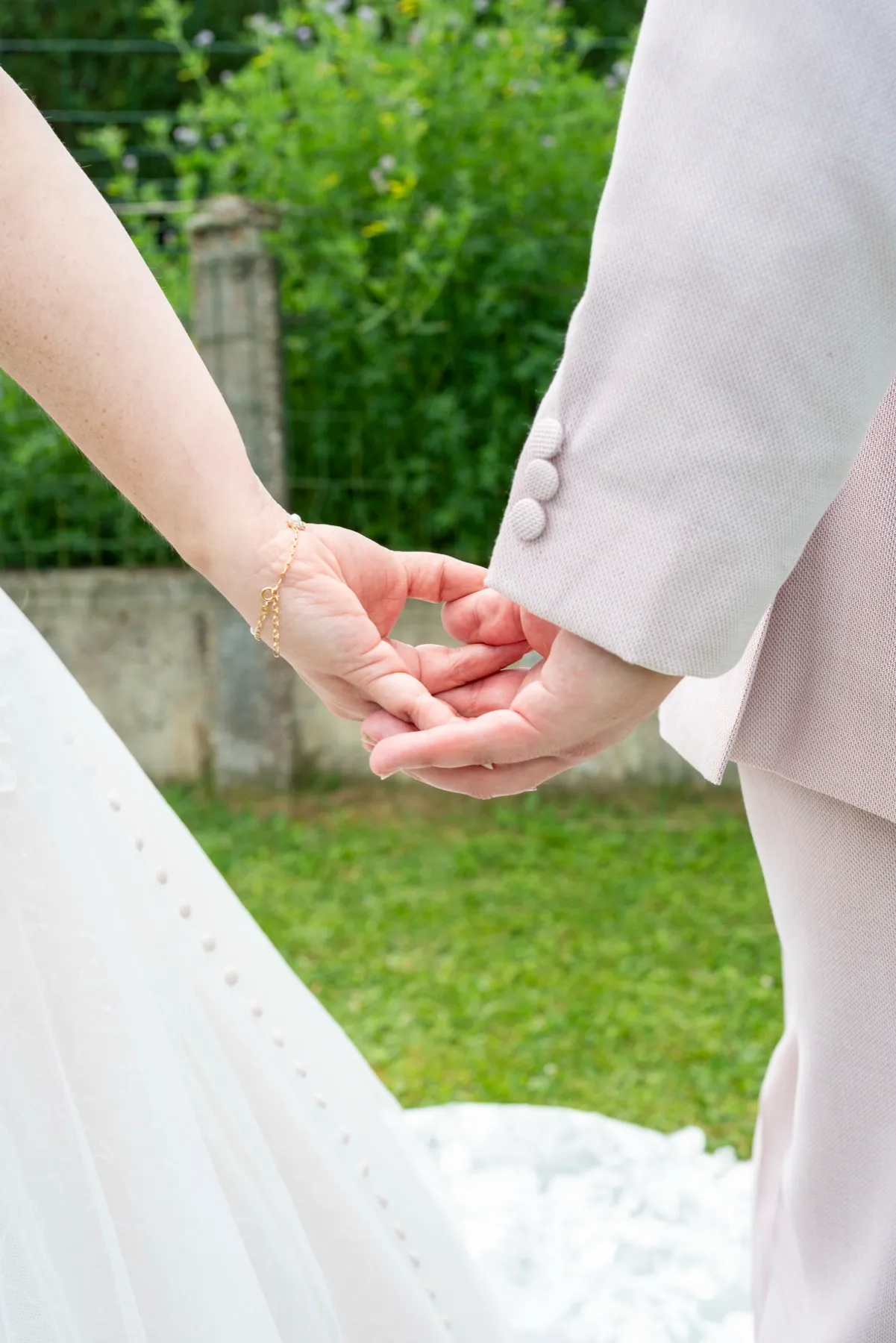 Gros plan sur la main de la mariée dans celle du marié