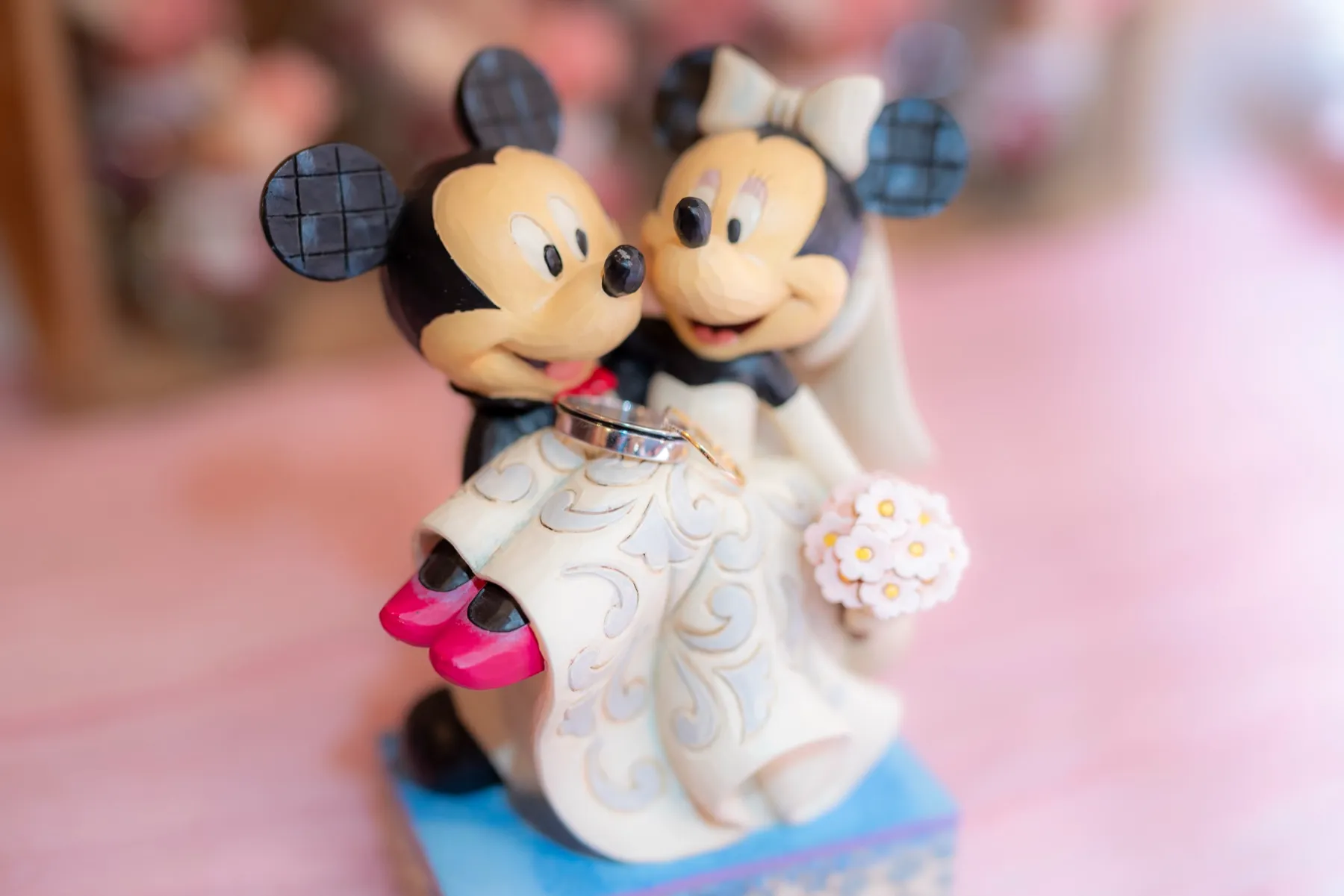 Les alliances posées sur une figurine de Mickey et Minnie en mariés