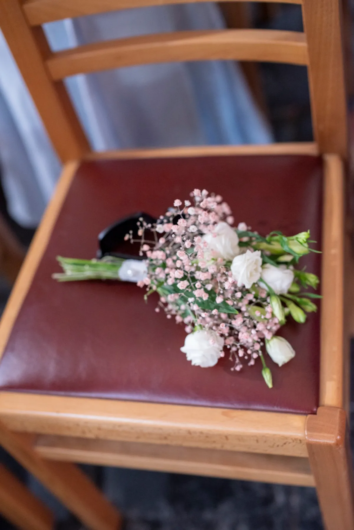 La boutonnière fleurie posée sur une chaise de l’église