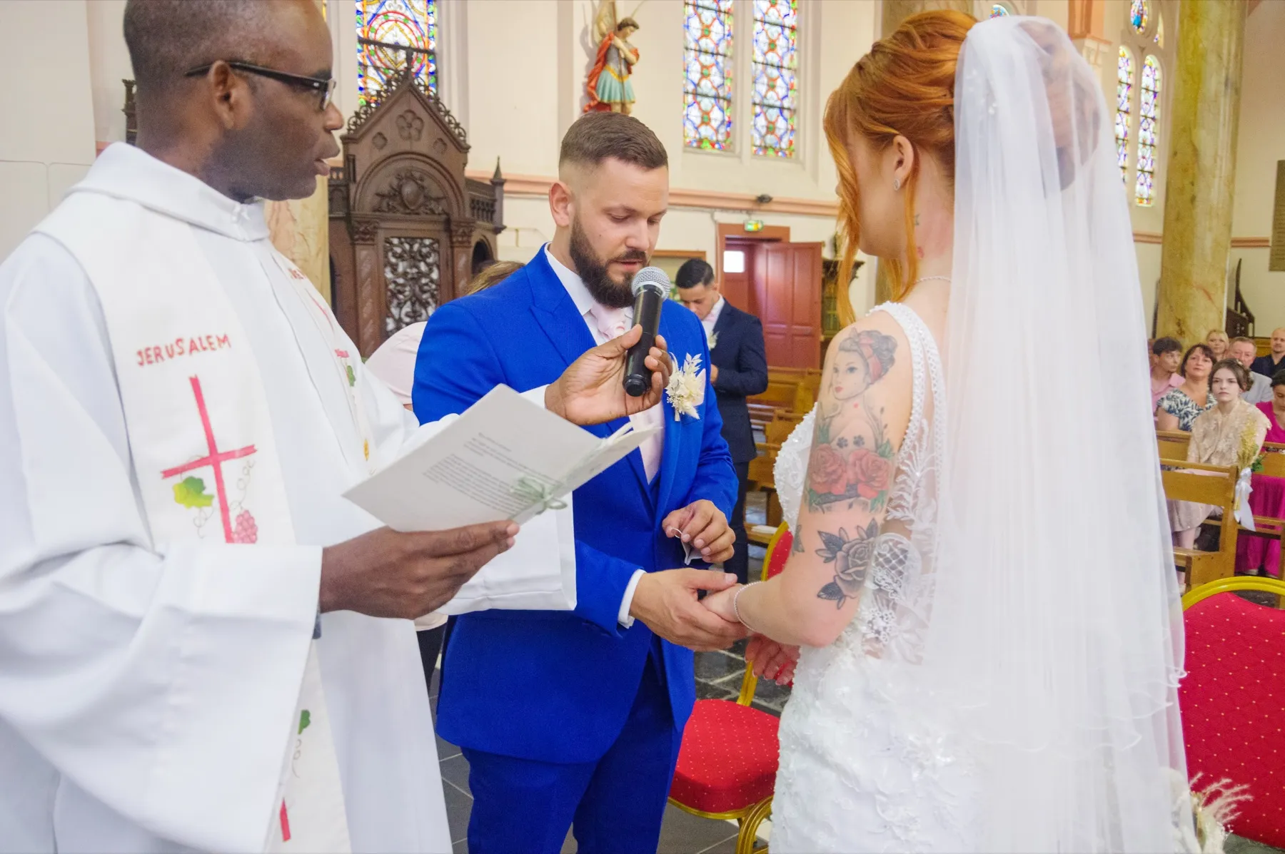 Devant le prêtre, le marié passe l’alliance au doigt de la mariée