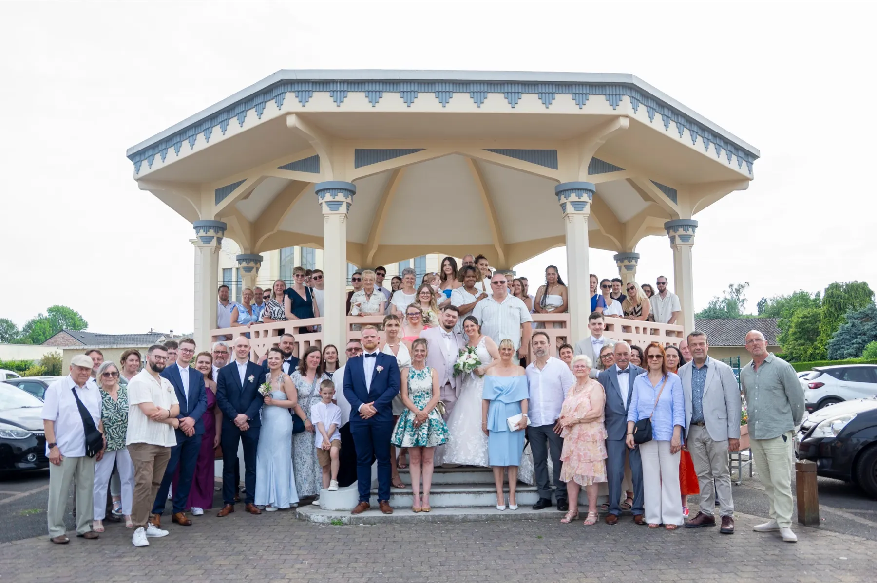 Tous les invités réunis sur les marches du kiosque de Haillicourt