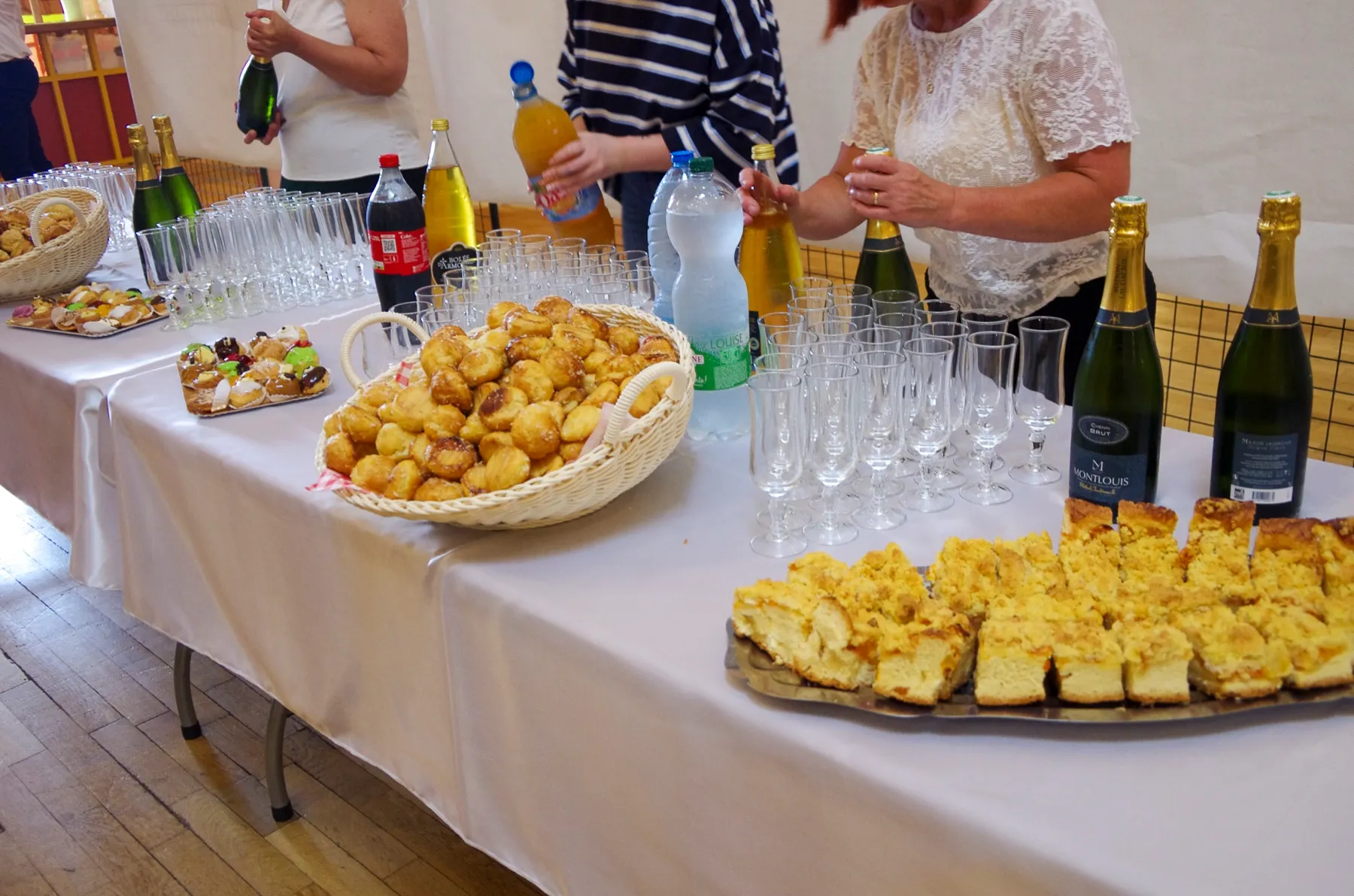 Le buffet du vin d’honneur : bouteilles, coupes et plateaux de gougères