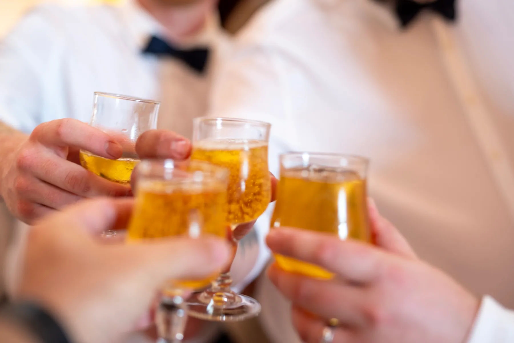 Gros plan sur quatre verres qui trinquent