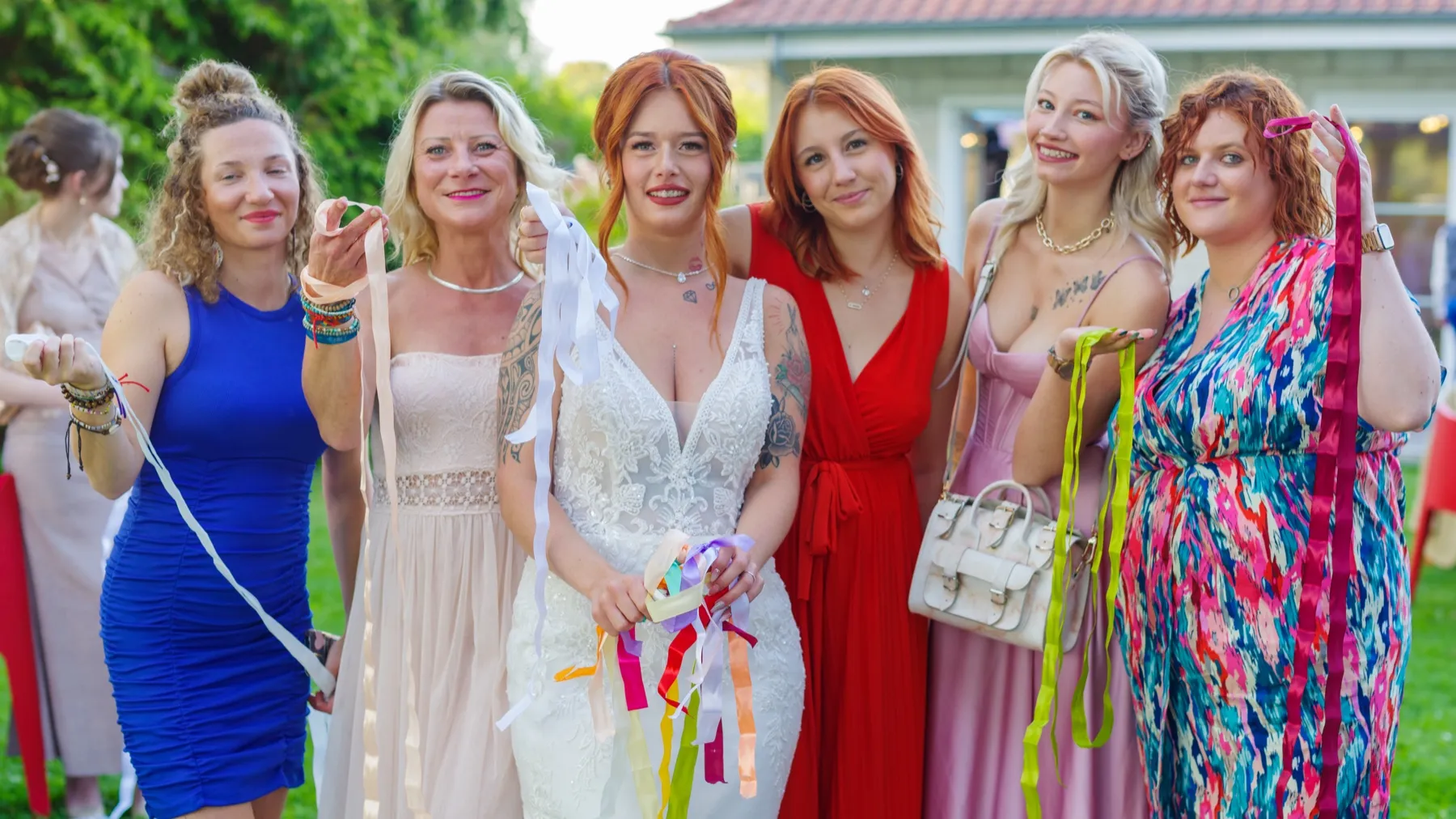 La mariée et cinq invitées montrent les rubans qu’elles ont gardés